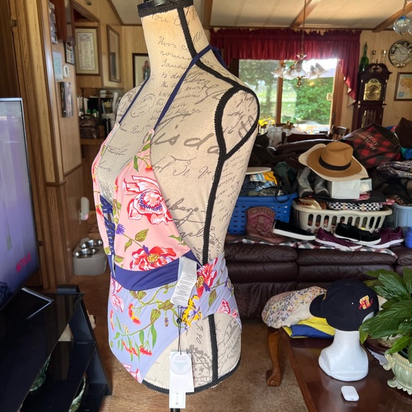 NWT Woman’s The Bikini Lab one pice floral bathing suit - Picture 4 of 16